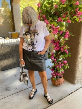 Meet your Posher, Darlene

⚡ MOTIVATED SELLER! $4.99 SHIPPING ON EVERYTHING!